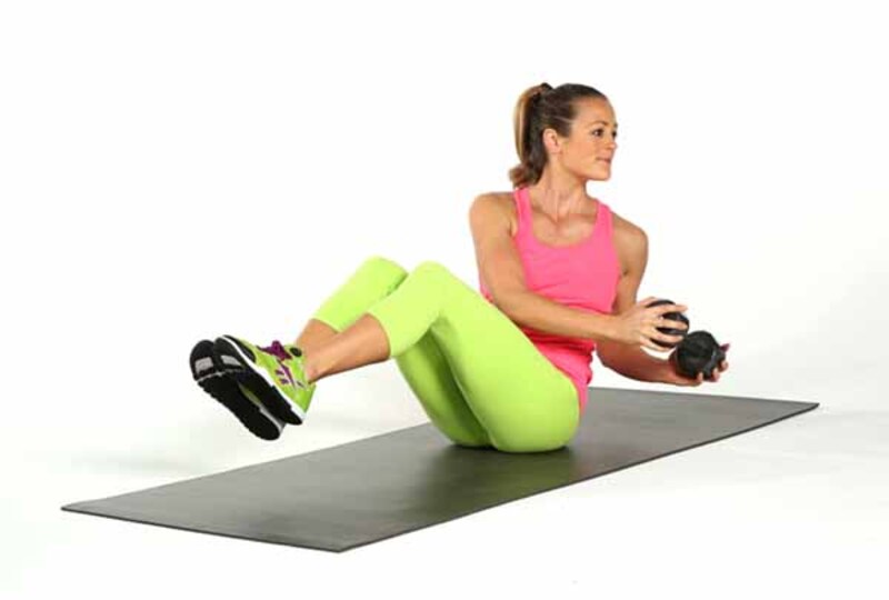Russian twist giúp vùng eo linh hoạt, săn chắc hơn và cải thiện khả năng xoay thân. 
