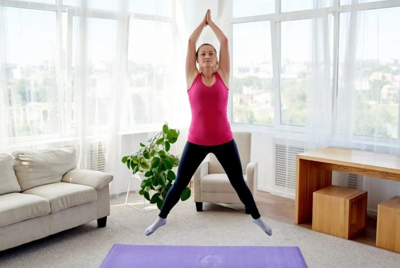 Jumping jack là bài cardio dễ tập, giúp làm nóng cơ thể và tăng tiêu hao năng lượng. 
