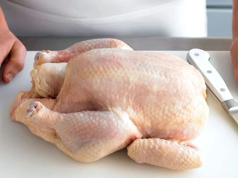 Gà tươi nên dùng sớm, gà cấp đông nên chia khẩu phần nhỏ và gà đã nấu chín cần bảo quản riêng để đảm bảo an toàn thực phẩm.