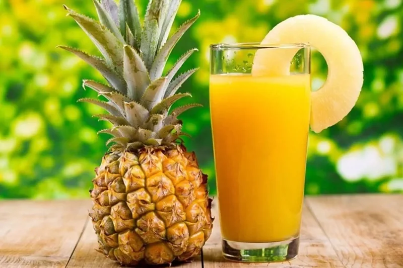 Nước ép dứa là thức uống được nhiều người lựa chọn để bổ sung vitamin sau phun xăm môi.