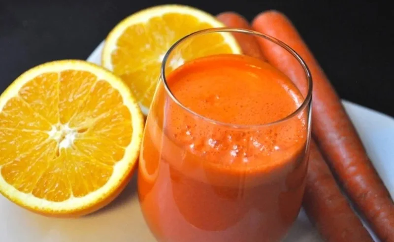Nhóm nước ép giàu vitamin như cam, cà rốt và cà chua có thể hỗ trợ chăm sóc da môi từ bên trong.