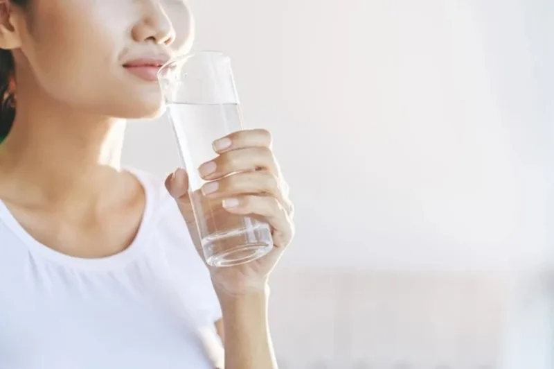 Nước lọc là lựa chọn cơ bản giúp hạn chế khô môi và hỗ trợ quá trình bong môi tự nhiên.
