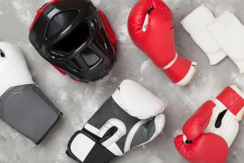 Người mới tập Boxing nên chuẩn bị găng tay, băng quấn tay, giày tập, dây nhảy và bình nước.