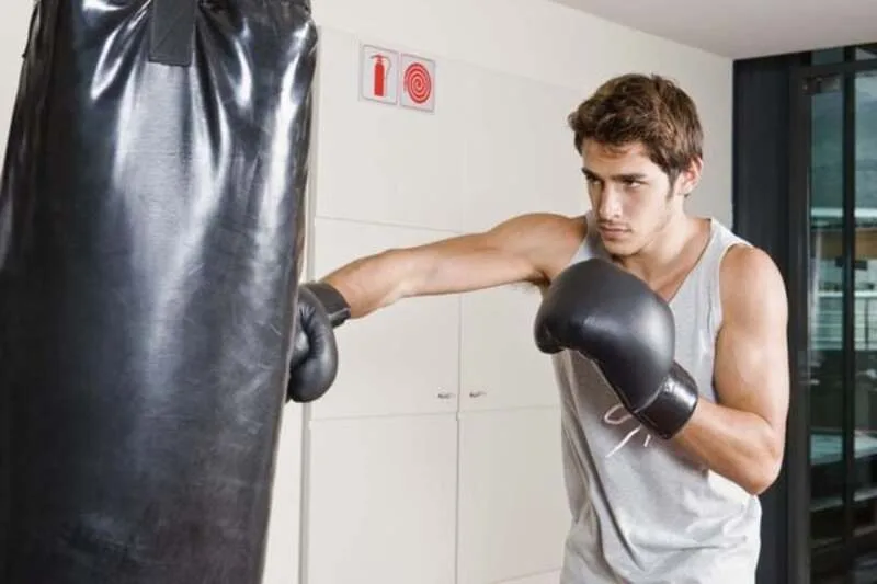 Người có vấn đề về cổ tay, vai, tim mạch hoặc huyết áp nên cẩn trọng khi tập Boxing cường độ cao.
