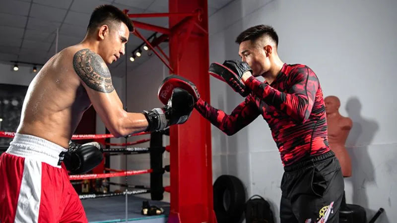Boxing là môn thể thao đối kháng trong đó võ sĩ sử dụng đòn tay để tấn công và phòng thủ theo luật.