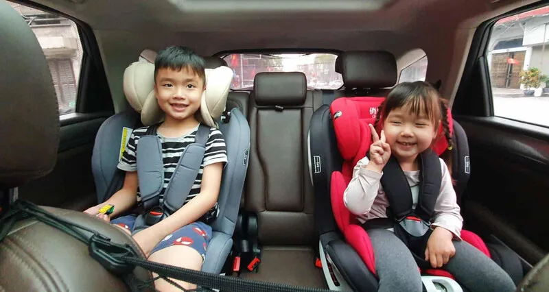 Khi trẻ có vị trí ngồi riêng, cha mẹ có thể tập trung lái xe an toàn hơn.