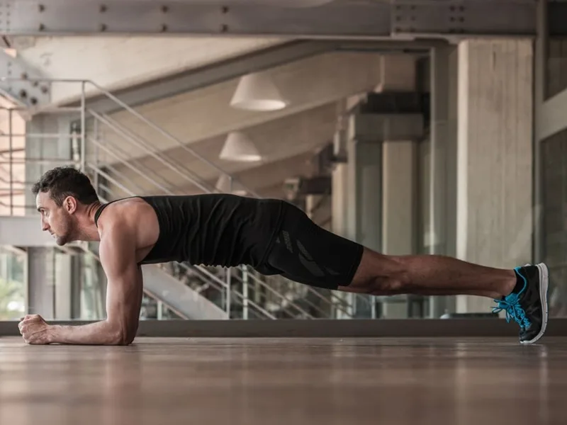 Tập plank đúng cách giúp kích hoạt toàn bộ hệ cơ lõi và đánh tan mỡ thừa vùng bụng.